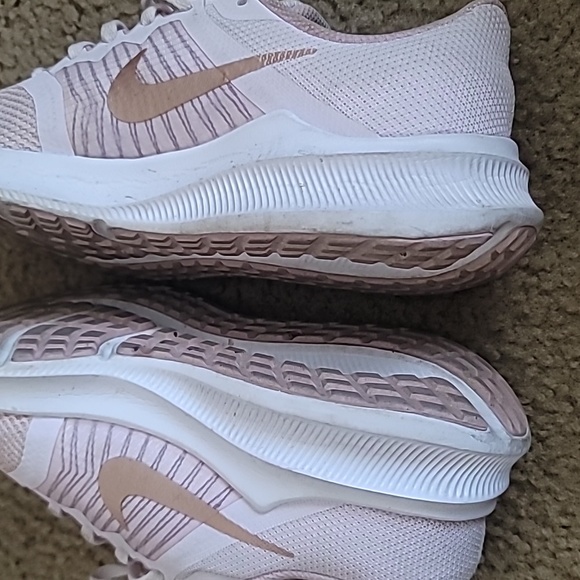 Pink nikes - Picture 7 of 8